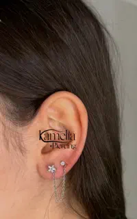 مدل پیرسینگ و میکرودرمال در محیطی کاملا بهداشتی