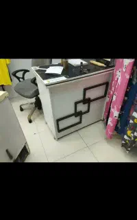میز و چوب لباسی و مانکن