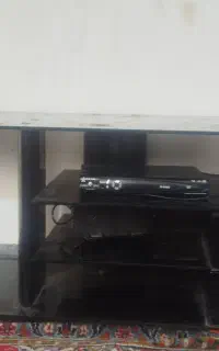 یک عدد میز زیر تلویزیون شیشه ای