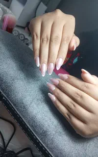 خدمات تخصصی کاشت ناخن