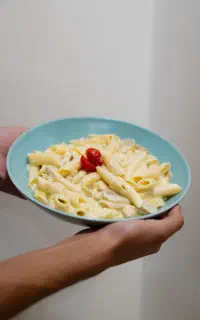 نیرو ویتر خانم جوان(تحویل غذا و سفارش گیری )