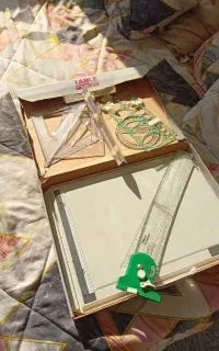 تخته رسم قدیمی با دوام کاملا سالم با وسایل اضافه
