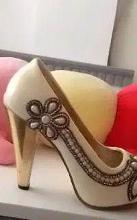 کفش مجلسی رنگ کرمی وپاشنه ظلایی سایز۳۸