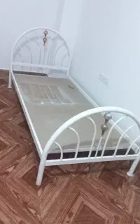 تخت فلزی