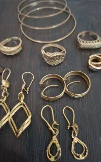 فروش تعدادی گشواره و انگشتر