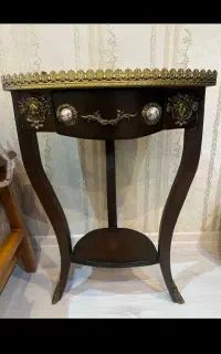 میز آباژور یا کنارسالنی یا تلفن