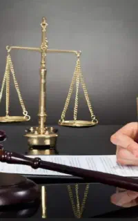 وکیل پایه یک دادگستری و مشاور حقوقی خانم‌