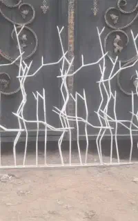 شاخ گوزنی روی دیوار