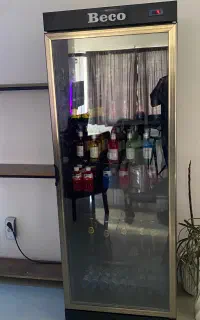 فر‌وش وسایل کافه مبل میز صندلی ویخچال ایستاده