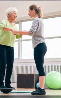تمرین درمانی/ حرکات اصلاحی/ ورزش سالمندان در منزل