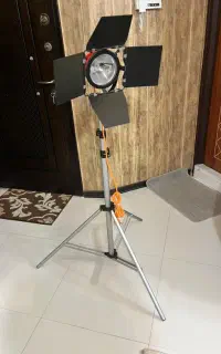 پرژکتور نورپردازی به همراه سه پایه نو