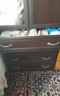کمد قهوه ای تیره رنگ