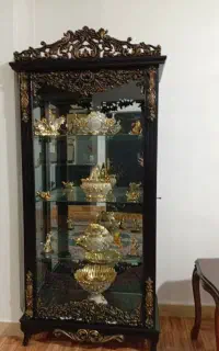 ویترین بوفه ایستاده با وسایل داخلش