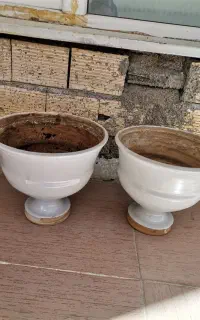 گلدان پایه دار سفالی رنگ سفید