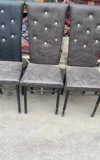 تعدای میز و صندلی
