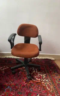میز تحریر و صندلی چرخ دار در حد نو