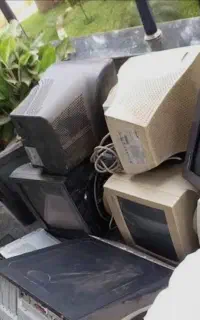 تلویزیون کوچک وبزرگ کهنه وسوخته