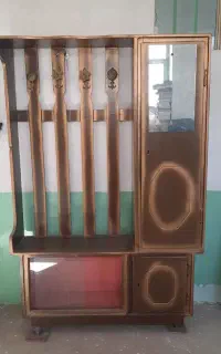 کمد آویز و لباس قدیمی