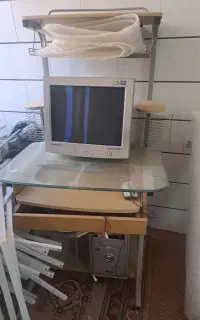 مانیتور و کیس و میز کامپیوتر