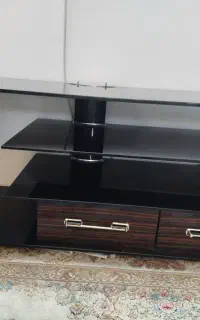 میز تلویزیون شیشه‌ای