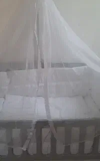 تخت کنار مادر