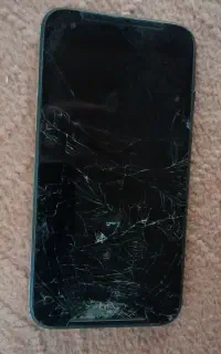 گوشی HTC  desire 830  صفحه نمایش شکسته،تاچ سالمه