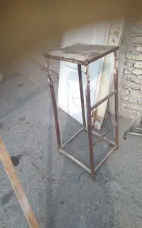 چهارپایه اهنی محکم
