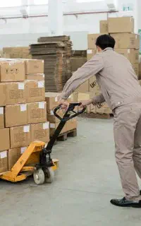 کار در انبار کاشی و سرامیک