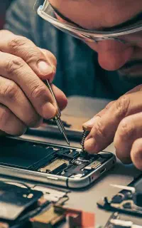 تعمیرکار موبایل و نصاب بازی