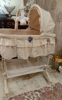گهواره و تخت کنار مادر