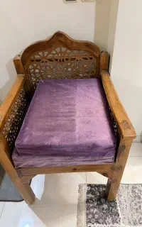 یک عدد صندلی سنتی چوبی