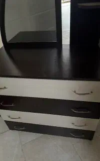 دراور آینه دار کمد ۴کشو به همراه پاتختی سالم