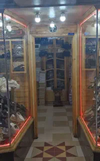 فروشنده خانم برای مغازه کیف و کفش