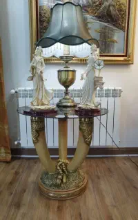 مجسمه و میز
