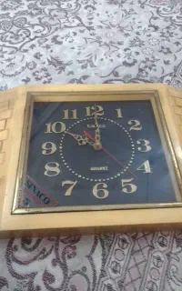 ساعت دیواری و عینک آفتابی