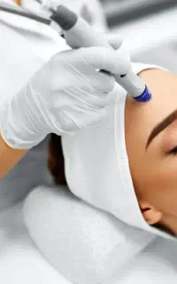منشی و پرستارکلینیک پوست و مو زیبایی و تناسب اندام