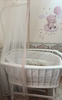 تخت کنار مادر