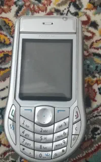 دو عدد گوشی یکی سامسونگ و دیگری نوکیا 6630