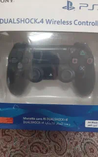 دسته ps4 و دیسک بازی ps4