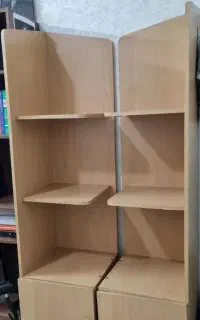 کتابخانه ایستاده کمددار