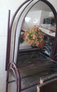 صندلی و آینه آرایشگاه