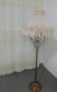 آباژور ایستاده