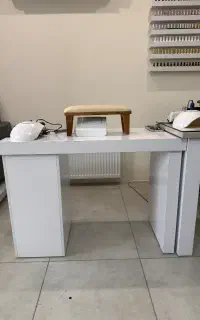 میز ناخن دارای دو کشو