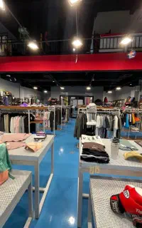فروشنده فروشگاه پوشاک
