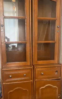 ماشین لباسشویی و کتابخانه