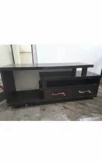 چند تا میز تلوزیون و وسایل چوبی دیگر