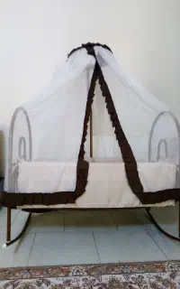 گهواره نوزاد قهوه ای