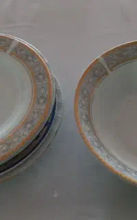 2عدد کاسه و5عدد بشقاب بزرگ چینی