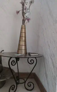 میزکناره وگلدان گل