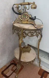 بوفه ی برنز ــ ساعت برنزــ زیر تلفن برنز